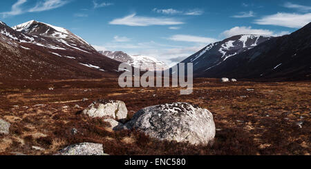 Glen Deen mit Blick auf Ben Macdui (rechts) und der Teufel (links).  Zwei Findlinge und die Schutzhütte können auch gesehen werden. Stockfoto