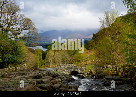 Ashness Brücke mit Skiddaw in der Ferne, Borrowdale, Nationalpark Lake District, Cumbria, England UK Stockfoto