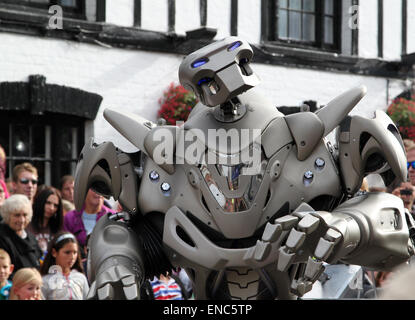 Titan, die der Roboter ausführen für das Publikum bei der internationalen Puppentheater-Festival in Witham, Essex Stockfoto