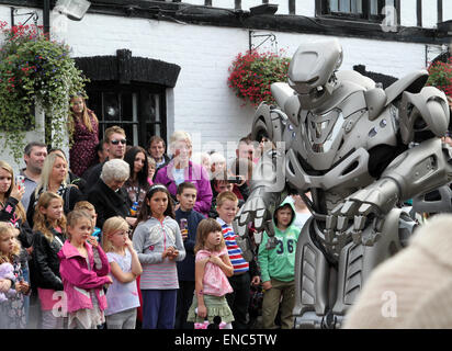 Titan, die der Roboter ausführen für das Publikum bei der internationalen Puppentheater-Festival in Witham, Essex Stockfoto