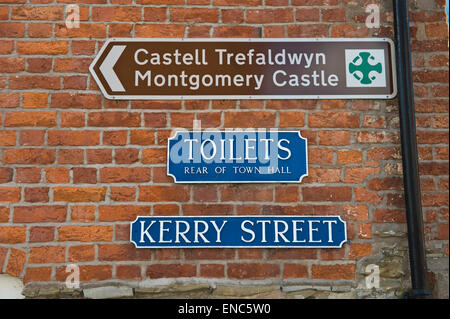 Tourismus & Straße Zeichen in Stadt von Montgomery Powys Mid-Wales UK Stockfoto