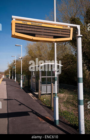 Britischen Railway Station Plattform elektrische Ziel Ankündigung Board Stockfoto
