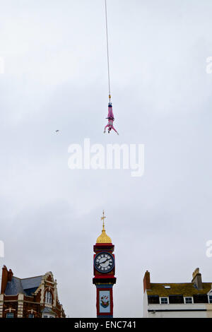 Weymouth, Dorset, UK. 2. Mai 2015. Trotz der windigen und kalten Bank Urlaubswetter mutige Teilnehmer beteiligen sich an einen Charity-Bungee-Sprung neben Weymouth viktorianischen Uhrturm Credit: Tom Corban/Alamy Live News Stockfoto