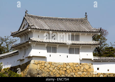 Die zweistöckige Ka-no yagura, Turm mit Eckstein Falllöcher auf der ishigaki Steinmauer am westlichen Bailey von Himeji Schloss in Japan. Stockfoto