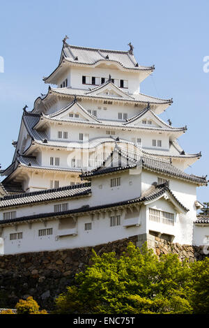 Das Ri-no-Ichi Watari Yagura, ein defensiver Turm, mit dem halten von Himeji Burg, das über gegen einen Frühling klaren blauen Himmel aufragt. Helles Sonnenlicht. Stockfoto