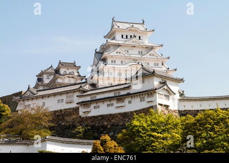 Das Ri-no-Ichi Watari Yagura, ein defensiver Turm, mit dem halten von Himeji Burg, das über gegen einen Frühling klaren blauen Himmel aufragt. Helles Sonnenlicht. Stockfoto