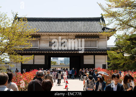 Zwei Spuren von Menschen, die durch das hishinomon, AKA Hishi-Tor, das Haupt-Yaguramon-Tor in das beliebte japanische Himeji-Schloss kommen und gehen. Stockfoto