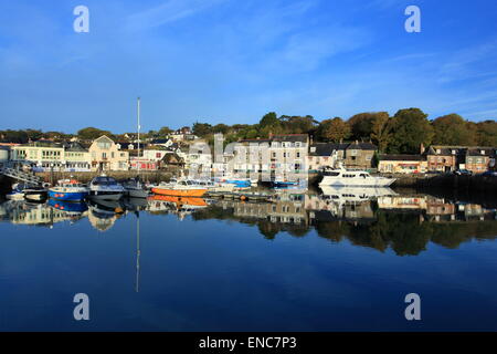 Ein am frühen Morgen Blick auf den Hafen in Padstow in Cornwall, England. Stockfoto