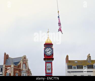 Weymouth, Dorset, UK. 2. Mai 2015. Trotz der windigen und kalten Bank Urlaubswetter mutige Teilnehmer beteiligen sich an einen Charity-Bungee-Sprung neben Weymouth viktorianischen Uhrturm Credit: Tom Corban/Alamy Live News Stockfoto