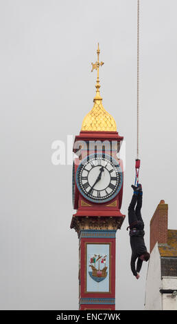 Weymouth, Dorset, UK. 2. Mai 2015. 2. Mai 2015. Bungee-Sprung für wohltätige Zwecke in der Nähe der Uhrturm in Weymouth. Bildnachweis: Carolyn Jenkins/Alamy Live-Nachrichten Stockfoto