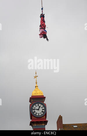 Weymouth, Dorset, UK. 2. Mai 2015. 2. Mai 2015. Bungee-Sprung für wohltätige Zwecke in der Nähe der Uhrturm in Weymouth. Bildnachweis: Carolyn Jenkins/Alamy Live-Nachrichten Stockfoto