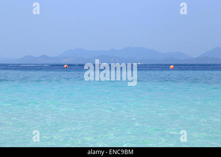 Meer und Himmel und Berge in Krabi aus Thailand Stockfoto