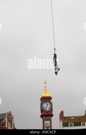 Weymouth, Dorset, UK. 2. Mai 2015. 2. Mai 2015. Bungee-Sprung für wohltätige Zwecke in der Nähe der Uhrturm in Weymouth. Bildnachweis: Carolyn Jenkins/Alamy Live-Nachrichten Stockfoto