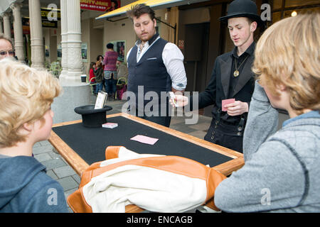 Magic & Illusion mit John Welles in Fringe City, Brighton Fringe 2015, New Road, Brighton, East Sussex, UK. 2.. Mai 2015 Stockfoto