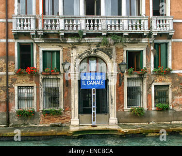 Venedig, Provinz Venedig, Italien. 8. Oktober 2004. Eine bekannte venezianische Kunstgalerie in einem ehrwürdigen Palazzo am Canal Grande. Ein UNESCO-Weltkulturerbe, Venedig zählt zu den beliebtesten internationalen Reisezielen. © Arnold Drapkin/ZUMA Draht/Alamy Live-Nachrichten Stockfoto