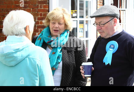 Potton, Bedfordshire, UK. 2. Mai 2015. Aktuellen MP für Nord-Ost Bedfordshire und ehemaliger Minister der Auswärtigen Amtes, Alistair Burt, gesehen in seinem Wahlkreis Wahlkampf. Kredit-Potton, Bedfordshire auf 2. Mai 2015: KEITH MAYHEW/Alamy Live-Nachrichten Stockfoto