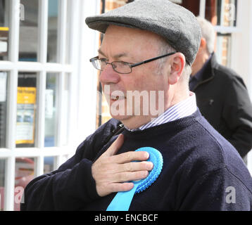 Potton, Bedfordshire, UK. 2. Mai 2015. Aktuellen MP für Nord-Ost Bedfordshire und ehemaliger Minister der Auswärtigen Amtes, Alistair Burt, gesehen in seinem Wahlkreis Wahlkampf. Kredit-Potton, Bedfordshire auf 2. Mai 2015: KEITH MAYHEW/Alamy Live-Nachrichten Stockfoto