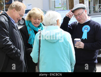 Potton, Bedfordshire, UK. 2. Mai 2015. Aktuellen MP für Nord-Ost Bedfordshire und ehemaliger Minister der Auswärtigen Amtes, Alistair Burt, gesehen in seinem Wahlkreis Wahlkampf. Kredit-Potton, Bedfordshire auf 2. Mai 2015: KEITH MAYHEW/Alamy Live-Nachrichten Stockfoto