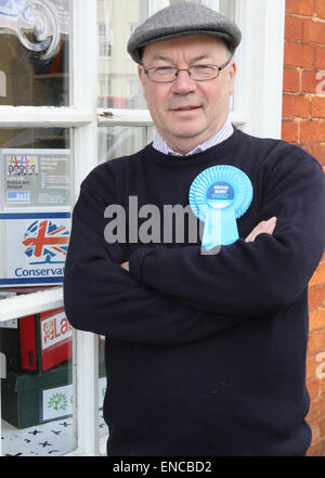 Potton, Bedfordshire, UK. 2. Mai 2015. Aktuellen MP für Nord-Ost Bedfordshire und ehemaliger Minister der Auswärtigen Amtes, Alistair Burt, gesehen in seinem Wahlkreis Wahlkampf. Kredit-Potton, Bedfordshire auf 2. Mai 2015: KEITH MAYHEW/Alamy Live-Nachrichten Stockfoto