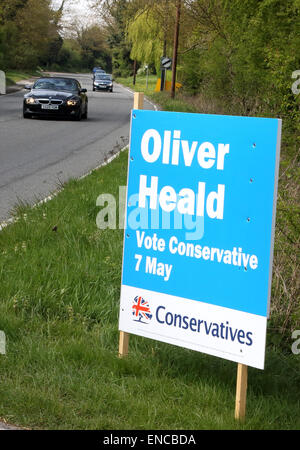 Potton, Bedfordshire, UK. 2. Mai 2015. Konservative Partei Unterstützung Plakat für Sir Oliver Heald QC, derzeit MP für North East Hertfordshire auf kann 2. 2015 Credit: KEITH MAYHEW/Alamy Live News Stockfoto