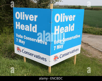 Potton, Bedfordshire, UK. 2. Mai 2015. Konservative Partei Unterstützung Plakat für Sir Oliver Heald QC, derzeit MP für North East Hertfordshire auf kann 2. 2015 Credit: KEITH MAYHEW/Alamy Live News Stockfoto