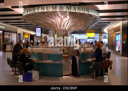 Fortnum & Mason bar am Flughafen London Heathrow Terminal 5, UK (LHR/EGLL) Stockfoto