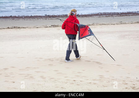 Weymouth, Dorset, UK. 2. Mai 2015. UK-Wetter: Kalt windigen Tag am Strand von Weymouth, Dorset, England am ersten Tag des langen Feiertagswochenende. Immer bereit, fly a Kite Credit: Carolyn Jenkins/Alamy Live News Stockfoto