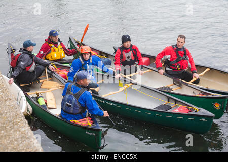 Weymouth, Dorset, UK. 2. Mai 2015. UK-Wetter: Kalt windigen Tag in Weymouth Strand, Dorset, England am ersten Tag des langen Feiertagswochenende - Gruppe von Kanuten in Weymouth Harbour Credit: Carolyn Jenkins/Alamy Live News Stockfoto