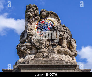 BRÜGGE, BELGIEN, Vereinigtes Königreich - 13. APRIL 2014: Statue des Löwen und Bären - das Wappenwappen von Brügge Stockfoto