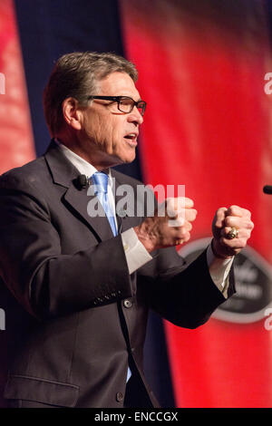 Ehemaligen texanischen Gouverneur Rick Perry befasst sich eine Menschenmenge für die 48. Silber Elefant Jahresessen am 1. Mai 2015 in Columbia, South Carolina. Die Veranstaltung geehrt Republican National Committee Chairman Reince Priebus und nahmen mehrere Präsidentschaftskandidaten. Stockfoto