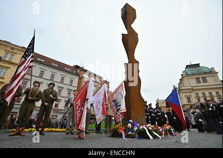 Denkmal für General George Patton, der dritte Vereinigte Staaten Armee befehligte, die Pilsen am 6. Mai 1945, befreit, wurde in Pilsen, Tschechische Republik, 1. Mai 2015 installiert. Pilsen-Vertreter, Pattons Enkel George Patton Waters, Politiker und Vertreter der US-Botschaft enthüllt zwei schlanke, 9,5 Meter Stelen aus Spezialstahl mit Helm auf dem Kopf und allgemeines Profil. Das Denkmal, entworfen vom Künstler Lubomir Cermak und Architekten Tomas Benes und Vaclav Zuna, gewann einen Wettbewerb im Jahr 2009. (Foto/Pavel Nemecek CTK) Stockfoto