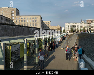 Topographie des Terrors-Dokumentationszentrum am Abend. Hohe Auflösung geschossen digitale Hasselblad. Stockfoto