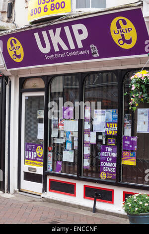 Weymouth, Dorset, UK. 2. Mai 2015. 2. Mai 2015. Parlamentswahl: Partei Unterstützung Zeichen bei Weymouth, Dorset, UK - UKIP Büro für South Dorset Wahlkreis Credit: Carolyn Jenkins/Alamy Live News Stockfoto