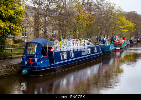 Mit Bunting geschmückter Kanal-Schmalboot in Skipton, Yorkshire, Großbritannien 2nd. Mai 2015. Verankerte Boote beim Skipton Waterways Bank Holiday Festival. Ein dreitägiges Kanalboot-Festival mit einem Thema von Nursery Rhymes mit dekorierten Schmalspurbooten in der Marina. Bei der dreitägigen Veranstaltung kamen Bootsfahrer aus dem ganzen Land mit Themenfahrzeugen für die jährliche Veranstaltung an. Stockfoto