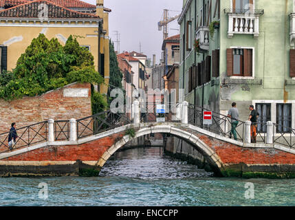 Venedig, Provinz Venedig, Italien. 8. Oktober 2004. Einer der vielen charmanten, alten, kleinen, Brücken über die unzähligen kleinen Kanäle in Venedig. Ein UNESCO-Weltkulturerbe, Venedig zählt zu den beliebtesten internationalen Reisezielen. © Arnold Drapkin/ZUMA Draht/Alamy Live-Nachrichten Stockfoto