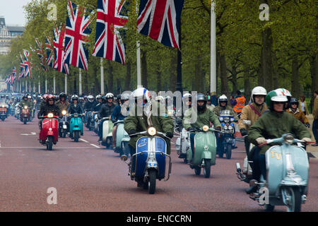 London, UK. 2. Mai 2015. Resultate von Scooter-Fanatiker montieren in der Carnaby Street für den jährlichen Buckingham Palace Scooter Run, das Leben in den frühen achtziger Jahren begonnen und erstand vor ein paar Jahren durch die neuen Untouchables und Bar Italia Scooter Club, mit dem laufen nehmen in vielen touristischen Hotspots der Hauptstadt vor der Überschrift über die Mall in Richtung Buckingham Palast. Bildnachweis: Paul Davey/Alamy Live-Nachrichten Stockfoto