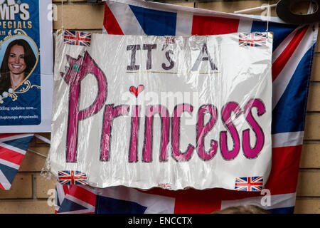 London, UK. 2. Mai 2015.   Es ist ein Mädchen, Super-Fans machen Zeichen für die neue Prinzessin. Bildnachweis: Darren Attersley/Alamy Live News Stockfoto