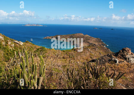 Saint-Barthélemy, French West Indies: das Karibische Meer und die Aussicht auf die entfernten Strand und Bucht von Colombier aus der Fußweg über die Hügel zu sehen Stockfoto