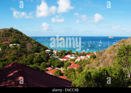 Saint-Barthélemy, French West Indies: das Karibische Meer und die Yachten vor Anker im Hafen von Gustavia aus dem Dorf Corossol gesehen Stockfoto