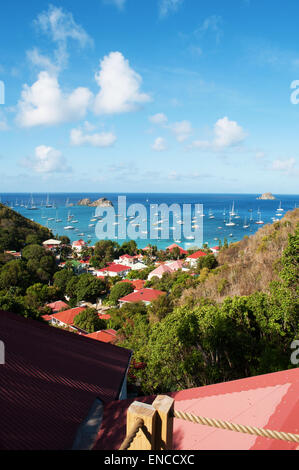 Saint-Barthélemy, French West Indies: das Karibische Meer und die Yachten vor Anker im Hafen von Gustavia aus dem Dorf Corossol gesehen Stockfoto