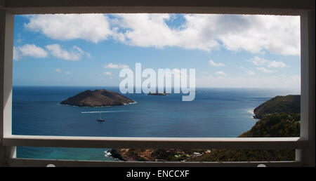 St. Barths, Saint-Barthélemy, French West Indies: das Karibische Meer und die kleine Insel (Île Chevreau Chevreau) von einer überdachten Terrasse aus gesehen Stockfoto