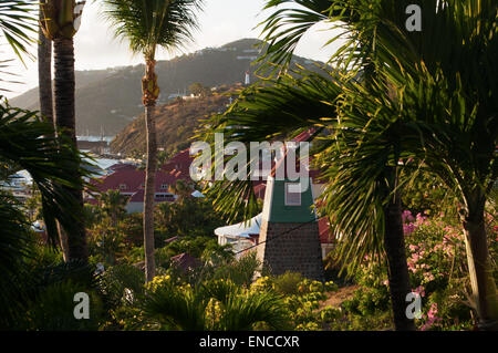 St Barth, St. Barths, Saint-Barthélemy, Französische Antillen, Niederländische Antillen, Karibik: Die schwedische Clock Tower und die Skyline von Gustavia Stockfoto