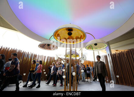 Mailand, Italien. 1. Mai 2015. Besucher der China-Pavillon an der Mailänder Expo 2015 in Mailand, Italien, 1. Mai 2015. Mailand-Expo läuft bis zum 31. Oktober und ist mehr als 20 Millionen Besucher erwartet. © Ihr Pingfan/Xinhua/Alamy Live-Nachrichten Stockfoto