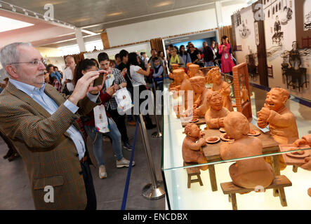 Mailand, Italien. 1. Mai 2015. Besucher der China-Pavillon an der Mailänder Expo 2015 in Mailand, Italien, 1. Mai 2015. Mailand-Expo läuft bis zum 31. Oktober und ist mehr als 20 Millionen Besucher erwartet. © Ihr Pingfan/Xinhua/Alamy Live-Nachrichten Stockfoto