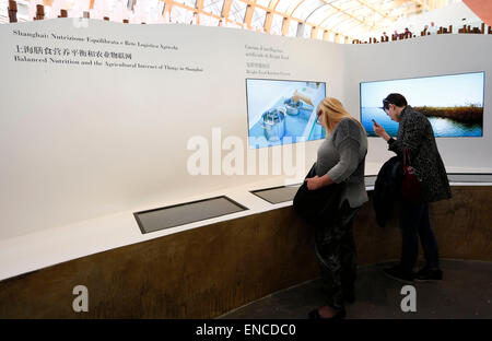 Mailand, Italien. 1. Mai 2015. Besucher der China-Pavillon an der Mailänder Expo 2015 in Mailand, Italien, 1. Mai 2015. Mailand-Expo läuft bis zum 31. Oktober und ist mehr als 20 Millionen Besucher erwartet. © Ihr Pingfan/Xinhua/Alamy Live-Nachrichten Stockfoto