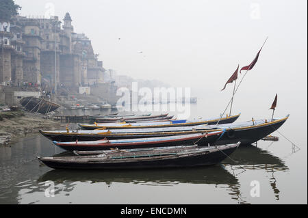 Varanasi, Indien - 27. Januar 2015: Menschen zu Fuß Ghats an den Ufern des Ganges Fluß in der Heiligen Stadt Varanasi Stockfoto