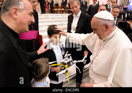 Vatikan. 30. April 2015. Ein Kind Geschenk an Papst Francis eine Drohne Publikum im Saal Nervi, Vatikan 30. April 2015 Credit: wirklich Easy Star/Alamy Live News Stockfoto