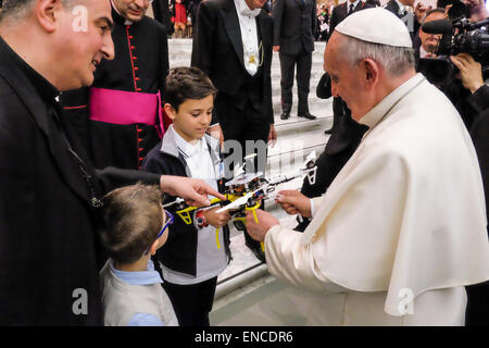 Vatikan. 30. April 2015. Ein Kind Geschenk an Papst Francis eine Drohne Publikum im Saal Nervi, Vatikan 30. April 2015 Credit: wirklich Easy Star/Alamy Live News Stockfoto