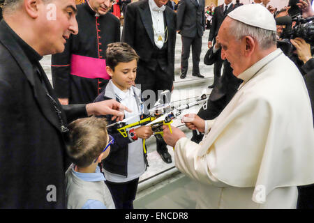 Vatikan. 30. April 2015. Ein Kind Geschenk an Papst Francis eine Drohne Publikum im Saal Nervi, Vatikan 30. April 2015 Credit: wirklich Easy Star/Alamy Live News Stockfoto