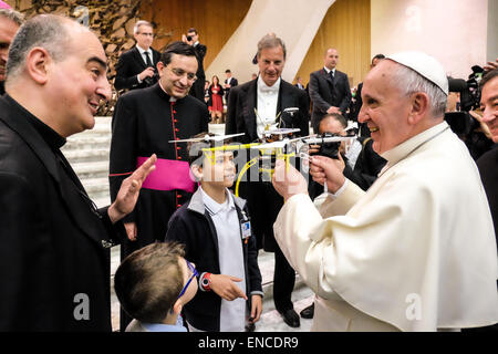 Vatikan. 30. April 2015. Ein Kind Geschenk an Papst Francis eine Drohne Publikum im Saal Nervi, Vatikan 30. April 2015 Credit: wirklich Easy Star/Alamy Live News Stockfoto